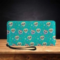 Minimalistische lange Totenkopf-Geldbörse mit buntem Blumenmuster und Handgelenkschlaufe - Cyanfarbener Zuckerschädel Floral Stil (QB-017)