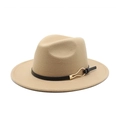 Dettaglio di cappello in feltro di lana beige con fascia in pelle nera e fibbia d'oro - M (56-58cm) / Cammello