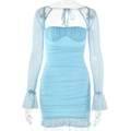Elegantes hellblaues Netz-Minikleid mit langen Glockenärmeln und Rüschensaum für Damen - S / Blau