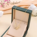 Elegante collar de mariposa dorado con circonitas en una caja de regalo de lujo - Dorado
