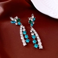Dettaglio di orecchini vintage a fiori con nappe e strass blu e verdi su seta rossa - Orecchini a Fiore con Nappe (Perno Argento 925) / Argento-Blu