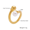 Dettaglio macro di anello in acciaio placcato oro 18k con perla da 3mm e finitura lucida - US 6 / Stile Perla Torsione (R125)