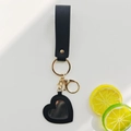 Dettaglio portachiavi a specchio a forma di cuore in pelle nera con finiture dorate lussuose - Nero Classico