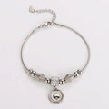 Detalle de pulsera de cadena de serpiente plateada con colgante de corazón y abalorios - Color Acero