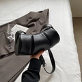 Sac à main cylindrique plissé noir classique avec bandoulière à boucle argentée réglable - Noir