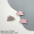 Dettaglio pendente nuvola in resina rosa con cornice in argento e strass per DIY - Nuvola Rosa