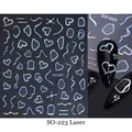 Detailansicht der SO-223 Laser Silber Herz Nagelaufkleber auf schwarzem Grund - Holografisch