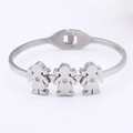 Pulsera minimalista de acero plateado con tres dijes de niñas y piedras de circón - Estilo de Tres Niñas (KB96137-K) / Color Acero