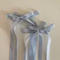 Paar lichtblauwe satijnen haarclips met lange linten in balletcore esthetiek - Blauw