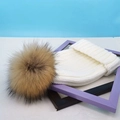 Weiße Strickmütze für den Winter mit großem braunem Kunstpelz-Bommel obenauf - Einheitsgröße / Weißer Hut Mit Waschbärpelz Bommel