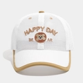 Detail der HAPPY BEAR Stickerei und der atmungsaktiven Netzstruktur der Kinderkappe - 54cm (3-8 Jahre) / Gebrochenes Weiß