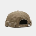 Detalle del gorro miki caqui con bordado de corona y correa ajustable con hebilla de metal - Ajustable / Caqui