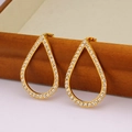 Boucles d'oreilles gouttes d'or élégantes avec strass complets sur un bord en bois - Boucles d'Oreilles Goutte d'Eau avec Strass Doré