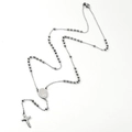 Chapelet religieux en acier inoxydable avec pendentif croix et médaille sur fond blanc - Couleur Acier