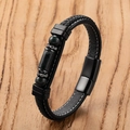 Detail eines handgewebten schwarzen Lederarmbandes mit Magnetverschluss auf Holzgrund - Schwarze Lederperle / 19cm