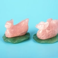 Detailansicht der Mandarinenten aus Rosenquarz auf grünen Blättern für die Heimdeko - Mandarinenenten-Stil / Klein / Rosa