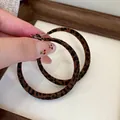 Grandi orecchini a cerchio con stampa leopardata marrone e morbida trama floccata retrò - Caffè Chiaro Tondo Grande (Perno in Argento)