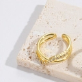 Dettaglio anello a croce dorata con design a doppia fascia e zirconi su base di pietra - Tipo Incrociato (JZ0462-3) / Oro