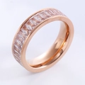Anillo ancho de acero inoxidable oro rosa con circonitas transparentes de corte escalonado - US 6 / Oro rosa