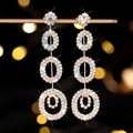 Orecchini a pendente geometrici lunghi con cristalli multicolori e pietre iridescenti - Orecchini lunghi con nappe AB iridescenti (DTE1616957S-WAB Colore Argento Strass AB)