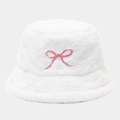 Dettaglio cappello a secchiello in peluche bianco con ricamo a fiocco rosa e morbido - Bianco