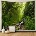Dettaglio di un arazzo con foresta e cascata appeso a una parete interna grigia - 73X95CM / Cascata della Foresta (Spazzolato)
