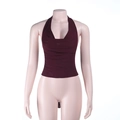 Dettaglio del design a pieghe sul petto di questo top a lupetto in mesh bordeaux - XS / Borgogna