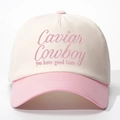 Dettaglio ricamo Caviar Cowboy su cappellino in cotone bicolore beige e rosa - Regolabile / Bianco Sporco e Rosa