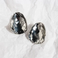 Pendientes minimalistas de plata en forma de cáscara de huevo con textura de metal martillado - Oro Blanco