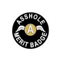 Pin redondo de esmalte con letra A dorada y diseño humorístico de alas de ángel - Negro
