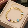 Dettaglio macro del bracciale dorato con perline stella smaltate e chiusura a moschettone - Stile 5 Perline con Motivo a Stelle
