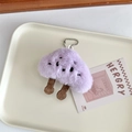 Dettaglio di un simpatico ciondolo a nuvola in peluche viola con catenella a sfere d'argento - Viola
