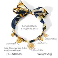 Dettaglio della collana foulard in seta con ciondoli dorati e misure dettagliate fornite - Stile a Righe Giallo Navy (HC-N40635)