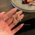 Gros plan de boucles d'oreilles sapin de Noël dorées avec détails d'étoiles sur une main - Tige d'oreille en argent sterling 925/Alliage/Zircon / Sapin de Noël doré avec étoile (9#)