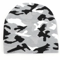 Dettaglio del berretto in maglia mimetica con motivi grigi, neri e bianchi per l'inverno - Taglia Unica(Elastico) / Mimetico Grigio e Bianco