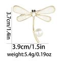 Detalle del broche de libélula con perla y dimensiones de 3,7 cm por 3,9 cm - Libélula de Perlas