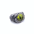 Detail eines gotischen Edelstahlrings mit gelbgrünem Drachenauge und Reliefmustern - US 7 / Gelbes Auge