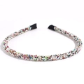 Dettaglio di strass colorati e perle finte su un cerchietto sottile con cristalli - Colorato