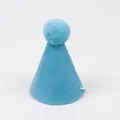 Detailansicht eines blauen Filz-Geburtstagshutes mit Bommel und Gummiband für Hunde und Katzen - Seeblauer Geburtstags-Hut