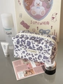 Dettaglio della borsa porta trucchi leopardata viola con cerniera ed etichetta in tessuto - Leopardo Viola