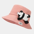 Detail van een roze vissershoed met een 3D panda knuffel en geborduurd tekstlabel - M (56-58cm) / Roze