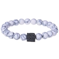 Dettaglio delle perle di turchese bianco con pietra lavica nera quadrata su un bracciale - Pietra di Marmo Bianco