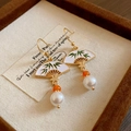 Detail of fan-shaped golden earrings with green bamboo leaf motif and dangling pearls - Fan-shaped Bamboo Leaf Pearl Tassel (Ear Hook)