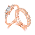 Nahaufnahme von Roségold-Ring-Set mit Marquise-Schliff-Diamant und kleinen Steinen - US 5 / Roségold