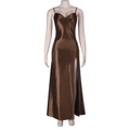Braunes Satin-Maxikleid mit Rückenausschnitt, Schlitz und Wasserfallausschnitt für Partys - XS / Braun