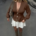 Braune Strickjacke mit V-Ausschnitt, Puffärmeln und weißen Knöpfen mit weißem Rock - S / Braun