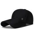 Klassische schwarze Herren-Basecap mit Metallemblem, Seitenansicht auf Weiß - Verstellbar / Schwarz