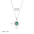 Dettaglio del ciondolo quadrato verde smeraldo con collana argento, misura 40+5cm - Collana con Pendente Rettangolare Halo a Fiore (A0205A)