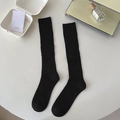 Klassische schwarze Kniestrümpfe mit Rippmuster im minimalistischen Strickdesign - Einheitsgröße / Schwarz
