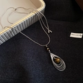 Détail macro du collier vintage argenté avec pendentif goutte et pierre d'œil de tigre - Collier Pendentif Oeil de Tigre en Forme de Larme à Plusieurs Niveaux (HN11113)